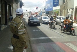 Jovem comete irregularidades no trânsito, desrespeita e ameaça agentes da SMTT