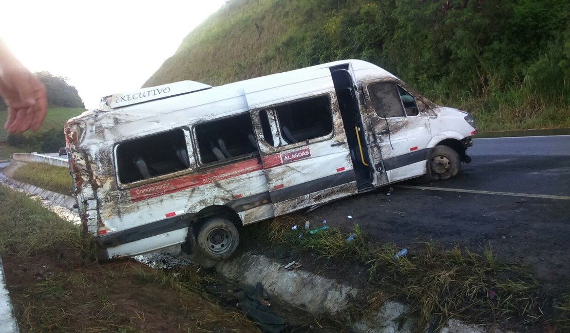 Motorista de van perde controle e causa acidente com 19 passageiros a bordo, em AL
