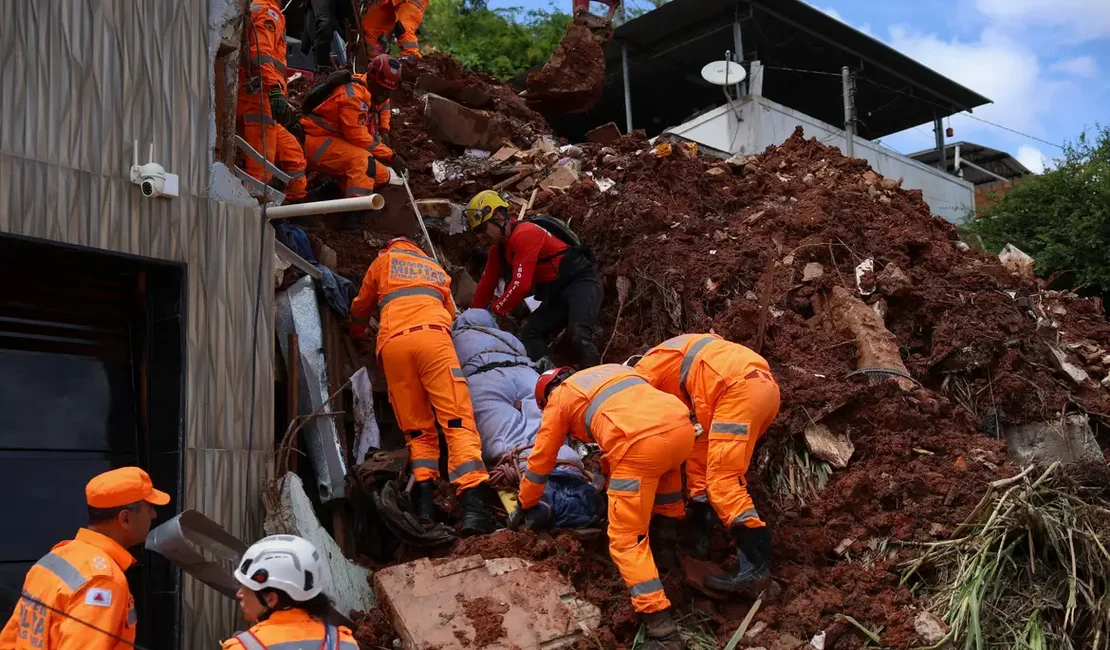 Chuva mata 55 pessoas e mobiliza oito frentes de resgate em Minas