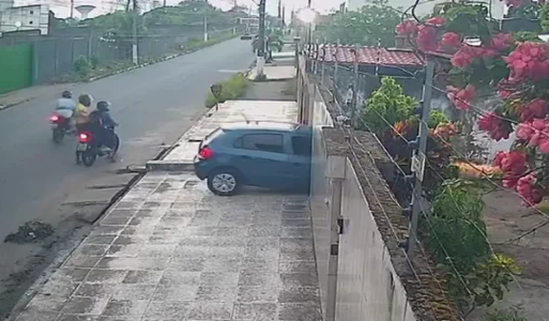 Câmeras flagram assalto a motorista na saída de garagem neste sábado, em Maceió