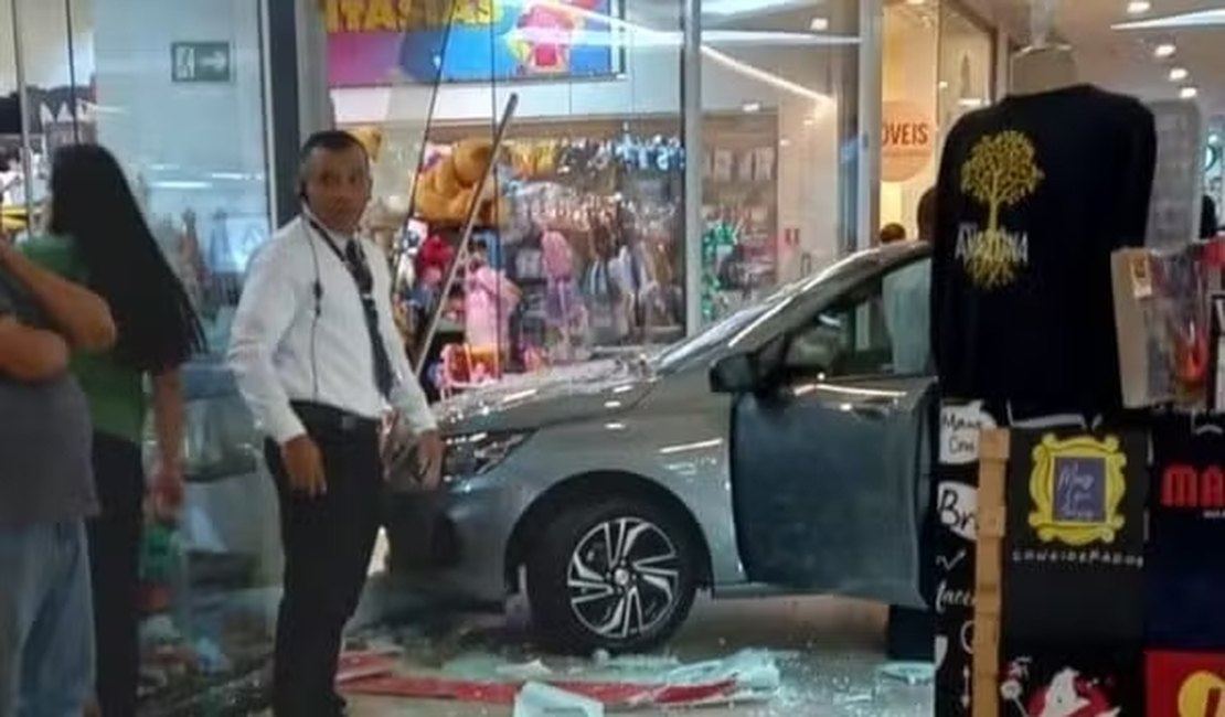 Funcionária de estande acelera carro dentro de shopping e veículo quebra vidraça de loja