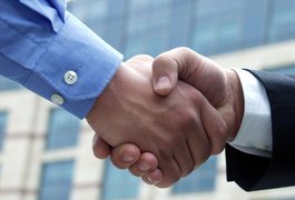 Diretoria alvinegra celebra parceria com a empresa de entretenimento Farra Chique