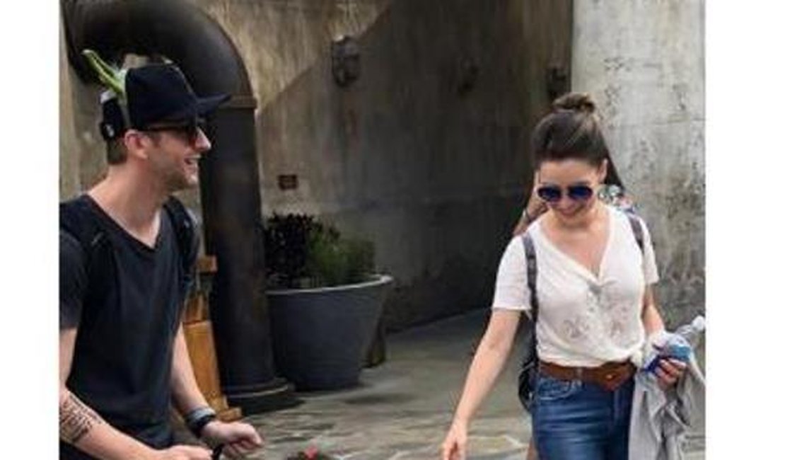 Sandy é criticada por passear com filho de 5 anos em carrinho de bebê