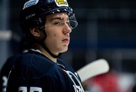 Jogador de hóquei no gelo morre após ser atingido na cabeça pelo disco