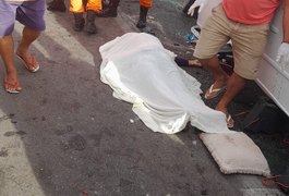 Homem passa mal e morre após saber da morte da irmã em acidente entre carro e van, no Sertão de Alagoas