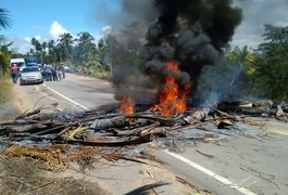 Após entrada que dá acesso à praia ser fechada, moradores interditam rodovia em protesto