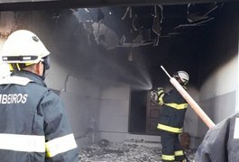 Princípio de incêndio destrói teto de garagem de residência em Delmiro Gouveia