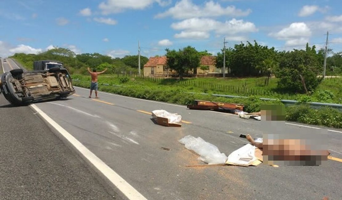 Carro de funerária capota e caixões são lançados em estrada