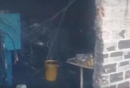 Fábrica de canos elétricos é furtada e pega fogo em Arapiraca
