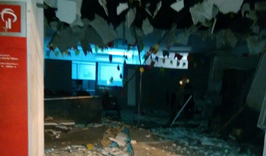 Bandidos explodem caixas eletrônicos e incendeiam veículo, no Sertão de Alagoas