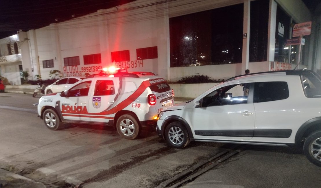 Colisão entre carro de passeio e viatura da PM é registrada em Arapiraca