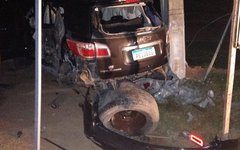 Carro bate em poste em Maragogi