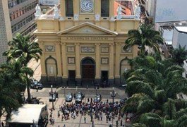 Homem invade catedral, mata quatro pessoas e se suicida