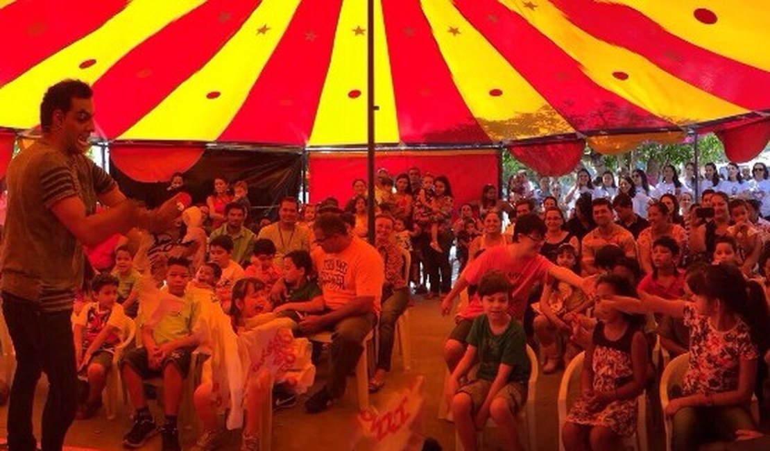 Crianças autistas se divertem com famílias no circo