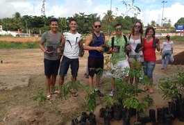 Ação voluntária de amigos da natureza colabora na arborização do Bosque das Arapiracas