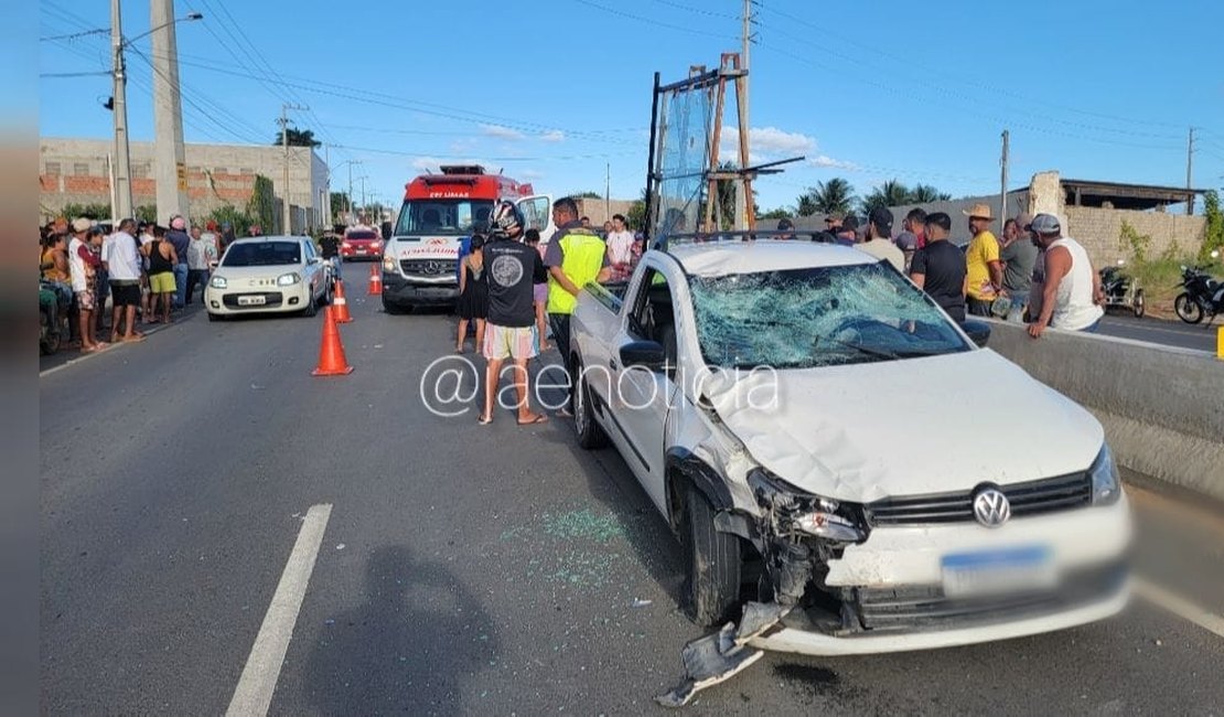 Homem morre após ser atingido por carro ao tentar passar em brecha na divisória da rodovia AL-220, em Arapiraca