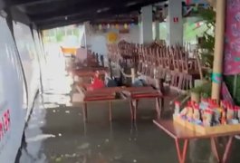 Nível de lagoa sobe e água invade restaurante Massagueirinha, em Marechal Deodoro