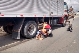 Motocicleta colide com caminhão e dois ficam feridos na AL 220