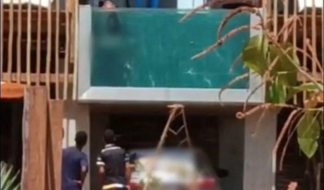 Vídeo flagra casal fazendo sexo em piscina transparente em pousada de frente para praia no Tocantins