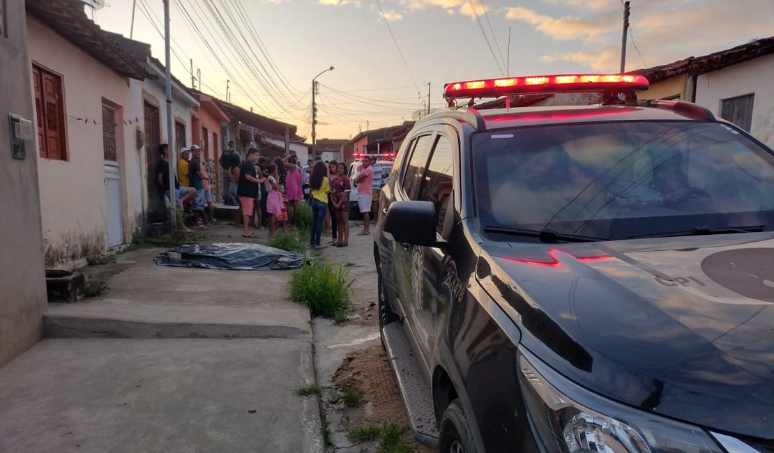 Jovem é executado com vários tiros na porta de residência, em Arapiraca