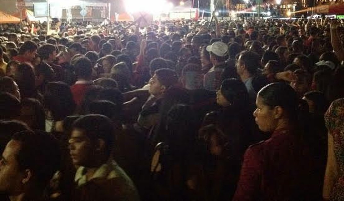 Público aponta falta de organização no show 'Farra Chique' no Shopping de Arapiraca