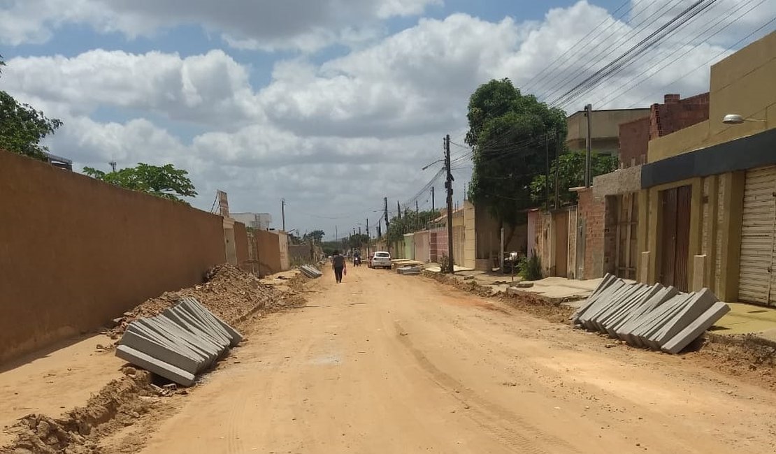 Prefeitura inicia obras de pavimentação no bairro Santa Esmeralda