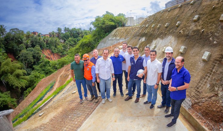 Prefeito JHC visita obras da Encosta dos Palmares e afirma que prioridade é a segurança dos moradores