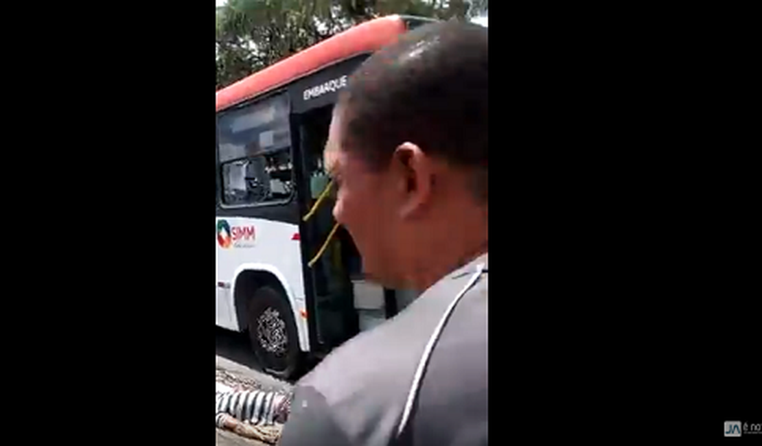 [VÍDEO] Suspeito de assalto a ônibus troca tiros com polícia e morre a caminho de hospital