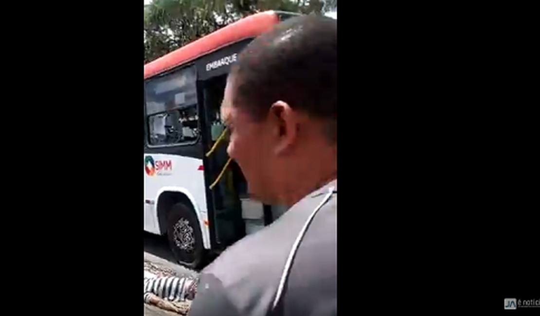 [VÍDEO] Suspeito de assalto a ônibus troca tiros com polícia e morre a caminho de hospital