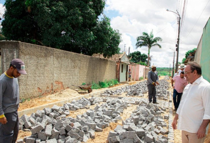 Prefeito Luciano acompanha construção de unidade de ensino e pavimentação de ruas na Vila Capim