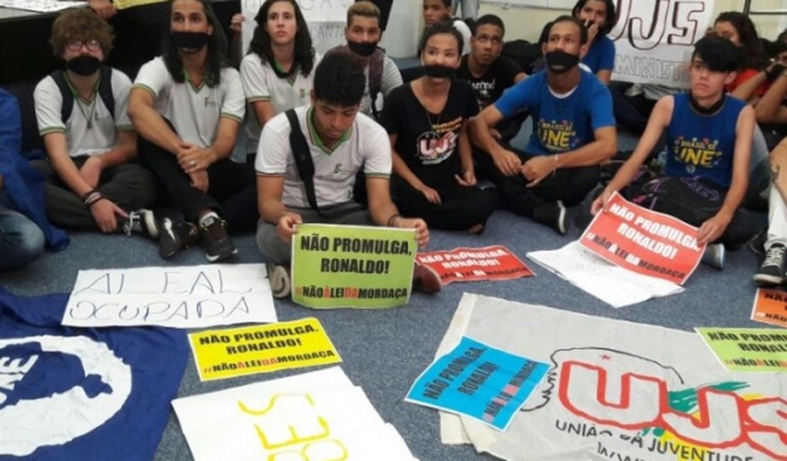 Plenário da ALE é ocupado por estudantes em protesto contra projeto “Escola Livre”