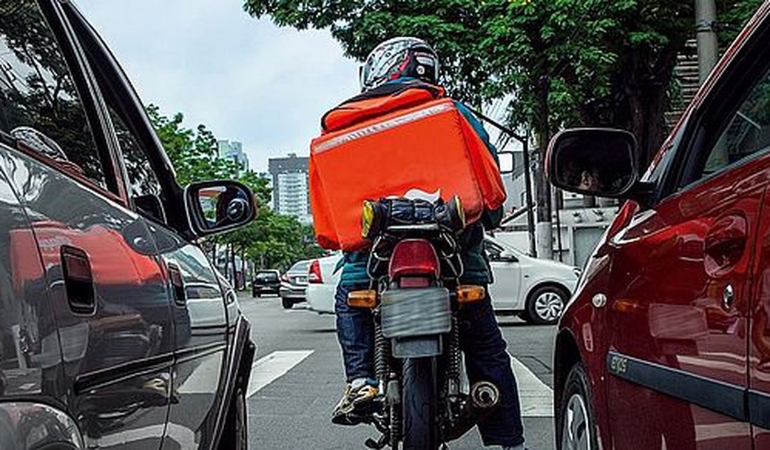 Ladrão pede comida pelo celular de vítima e entrega chega com a polícia