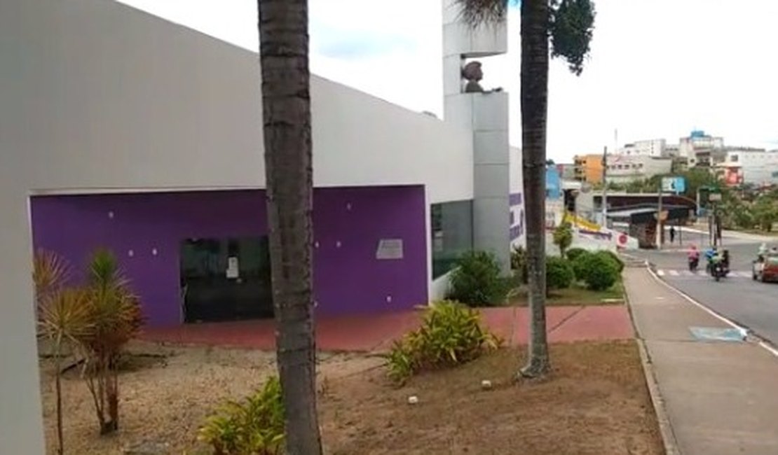 Vídeo. Sem segurança, Memorial da Mulher é furtado em Arapiraca