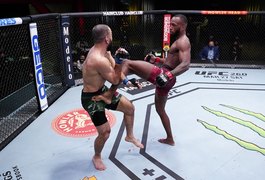 Dedada no olho de Leon Edwards em Belal Muhammad faz luta principal do UFC ser interrompida