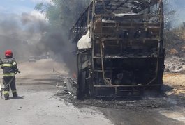 Ônibus é totalmente destruído por incêndio na BR-101, em Flexeiras