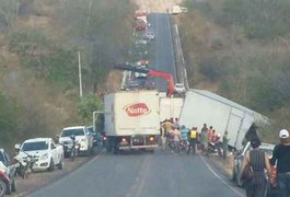 Sete pessoas morrem em acidente envolvendo uma van, dois caminhões e uma moto