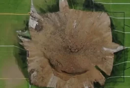 Cratera gigante se abre no meio de campo de futebol