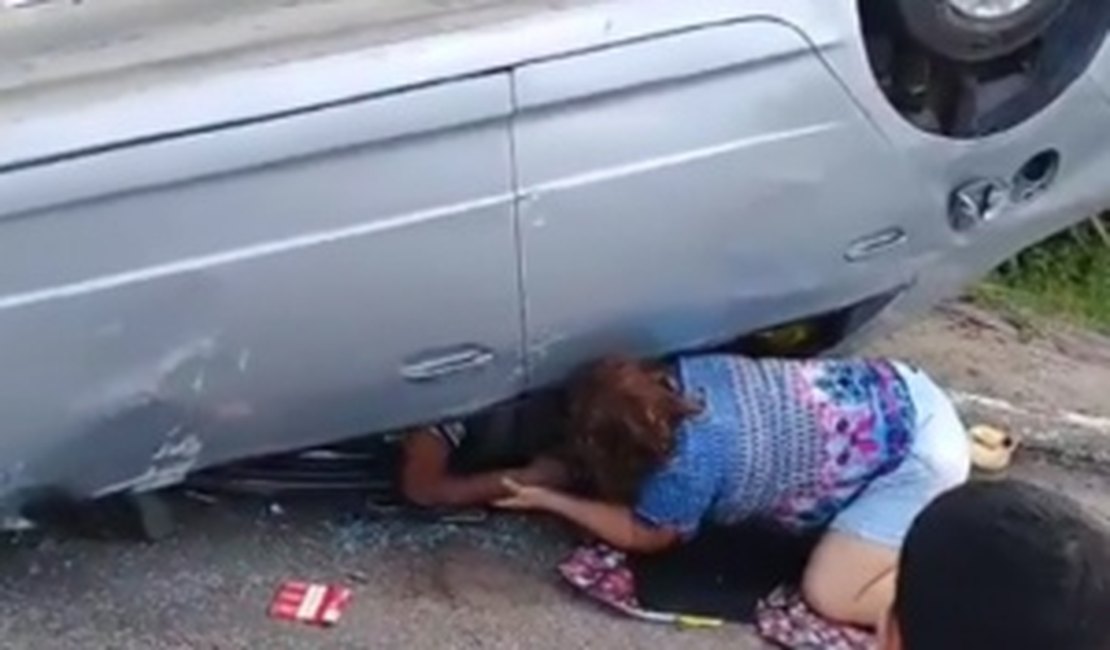 Três mulheres ficam feridas após carro capotar na rodovia Divaldo Suruagy