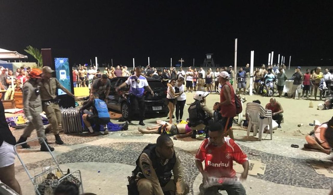Carro invade calçadão e a Praia de Copacabana e deixa feridos