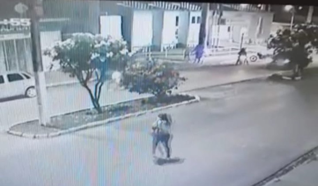 VÍDEO. Estudante é atropelada por motociclista ao atravessar rua enquanto falava ao celular