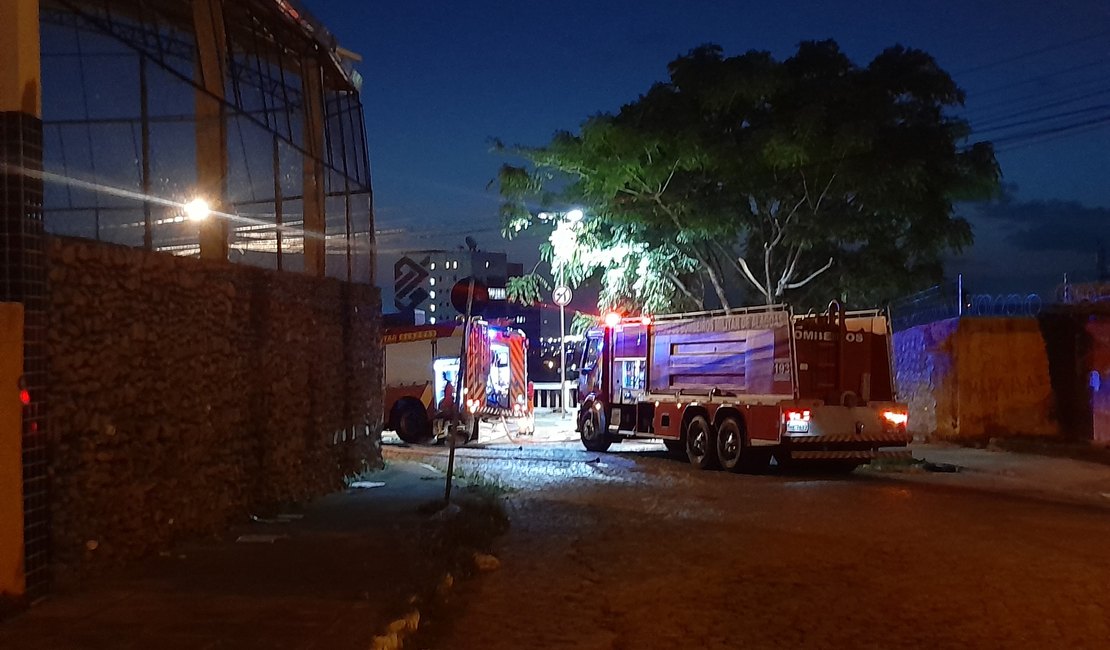 Incêndio em vegetação mobiliza bombeiros, entre os bairros Farol e Centro, em Maceió