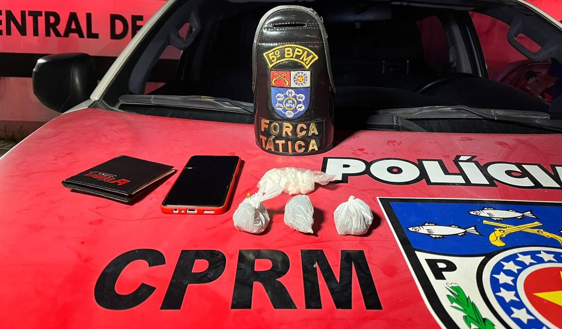 Força Tática do 5º BPM prende dois homens por tráfico de drogas no Benedito Bentes