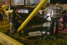 Automóveis colidem e derrubam semáforo na AL 220 em Arapiraca