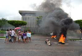 Manifestantes bloqueiam Avenida de acesso a Prefeitura de São Miguel dos Campos