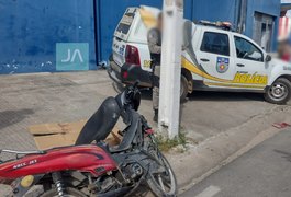 Homem fica ferido após colidir ciclomotor na traseira de automóvel, em Arapiraca