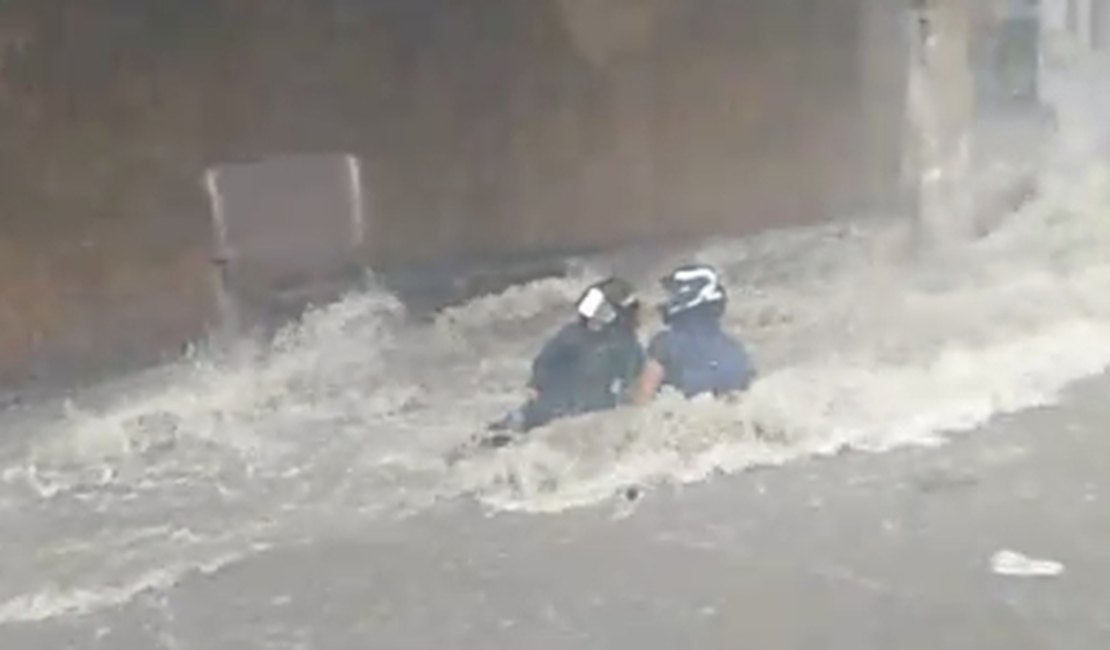 Vídeo. Casal cai de moto e é arrastado pelas águas da chuva em Arapiraca