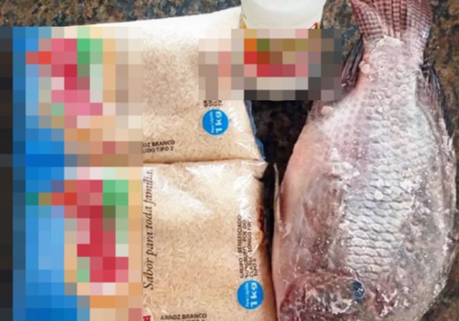 VÍDEO: Prefeitura de Canapi entrega 1 peixe, 2kg de arroz e leite de coco para a Sexta Santa e recebe críticas de vereadora: 'É isso que o povo merece?'