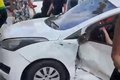 Colisão entre carros de passeio deixa mulheres feridas, uma delas presa às ferragens, no Poço, em Maceió