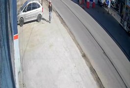 Mulher assalta estabelecimento comercial e deixa proprietária trancada, em Arapiraca