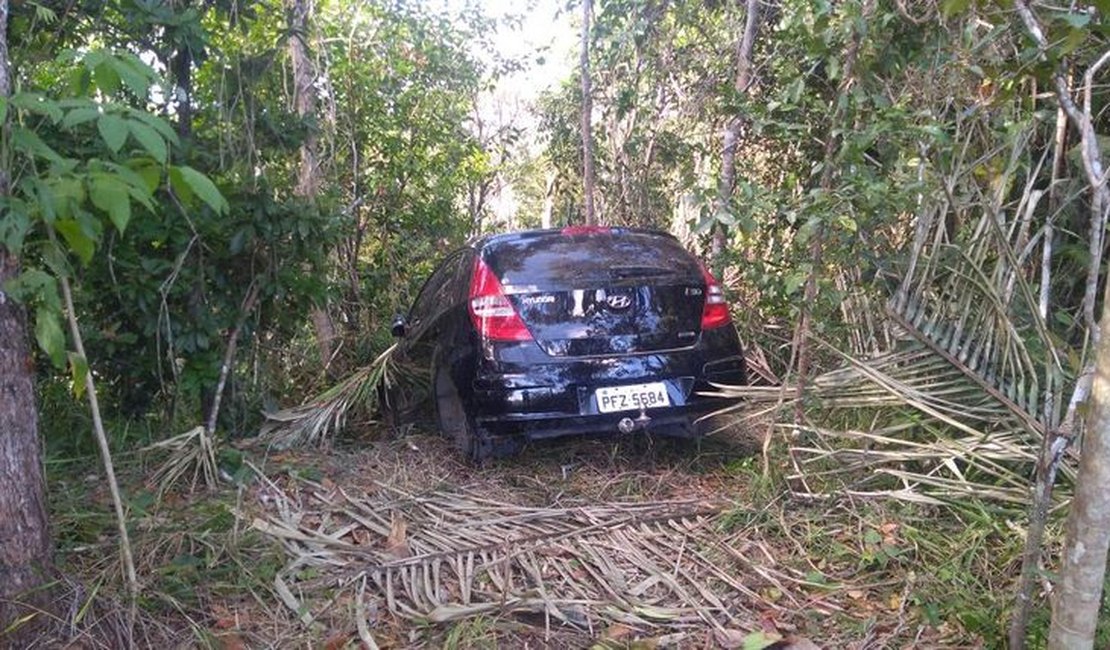 Polícia encontra carro roubado de PM após suspeitas apontarem local de desmanche